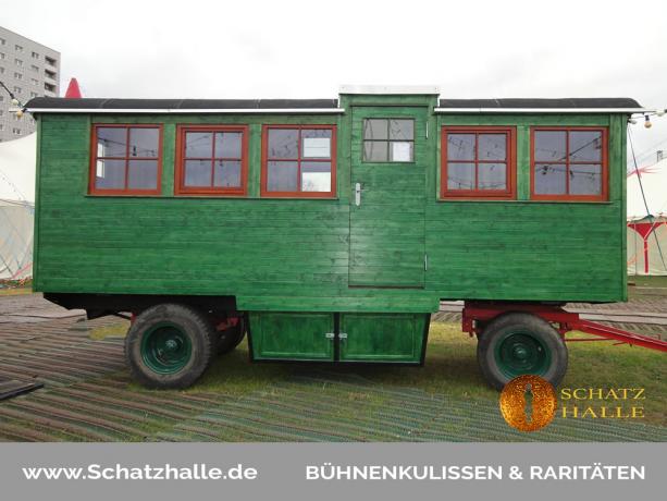 Demnächst: wunderschöner grüner Zirkuswagen