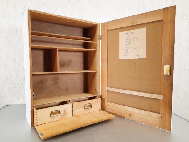 „Erste-Hilfe-Schrank“, Medizinschrank, Holzschrank, Hängeschrank Vintage