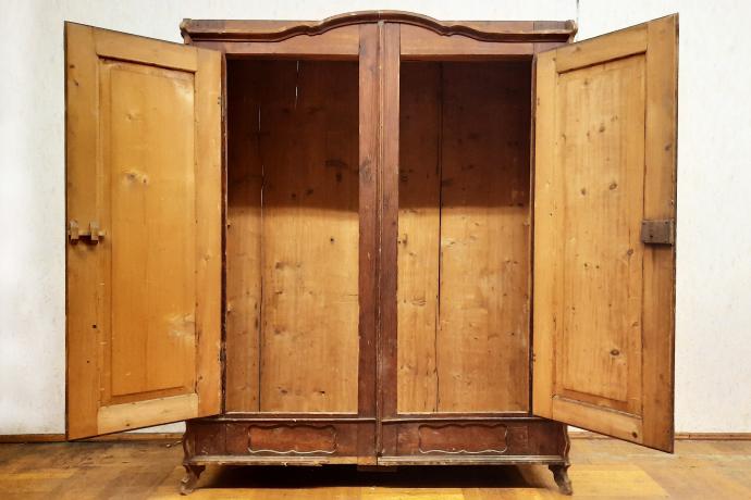 Großer Holzschrank/ Kleiderschrank massiv im Vintage-Look